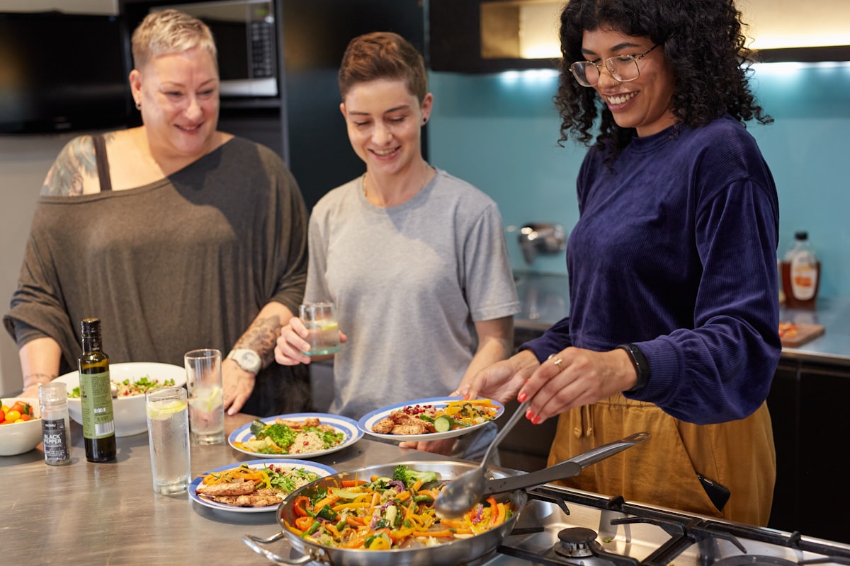 Pre-workout meal timing guide showing optimal eating windows